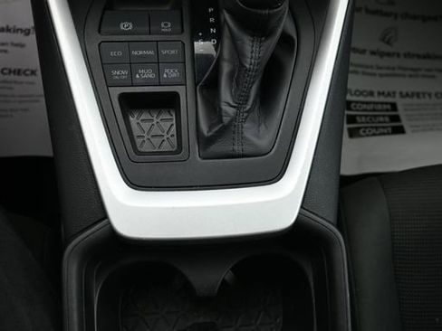 Used 2021 Toyota RAV4 LE image 17