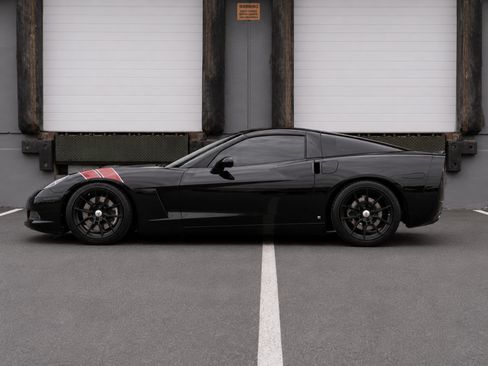 Used 2006 Chevrolet Corvette Coupe w/ Preferred Equipment Group RWD image 4