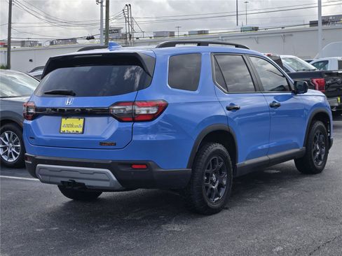 Used 2025 Honda Pilot TrailSport image 8