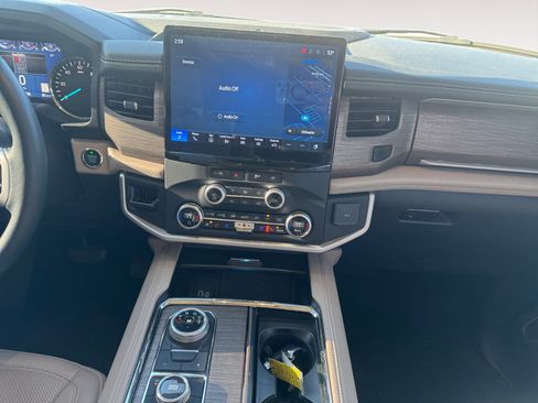Used 2024 Ford Expedition Limited image 11