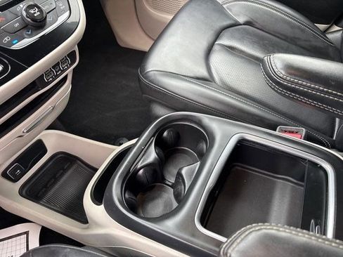 Used 2023 Chrysler Pacifica Touring-L image 27