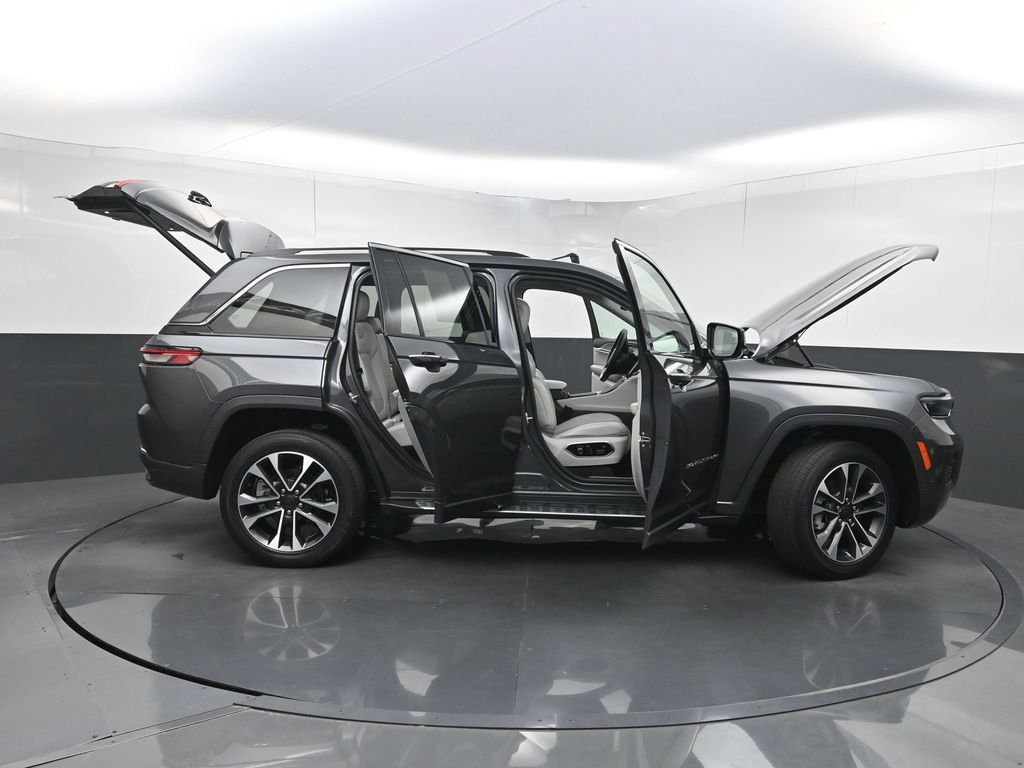 Used 2022 Jeep Grand Cherokee Overland w/ Luxury Tech Group IV RWD image 44