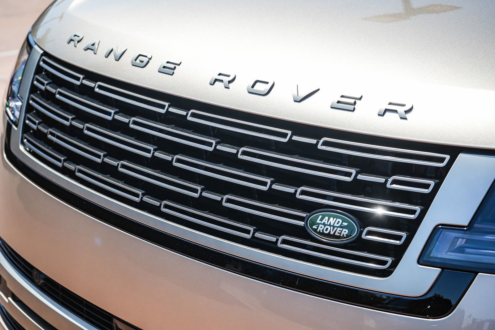 New 2026 Land Rover Range Rover Long Wheelbase SE AWD/4WD image 9