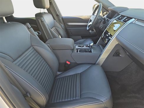 Used 2025 Land Rover Discovery Dynamic SE image 10