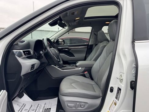 Used 2022 Toyota Highlander Platinum image 17