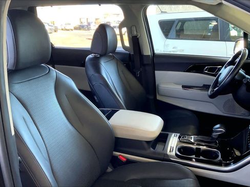 Used 2022 Kia Carnival SX Prestige image 8