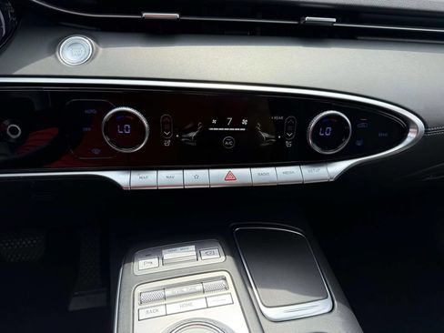 Certified 2025 Genesis GV70 2.5T AWD/4WD image 22
