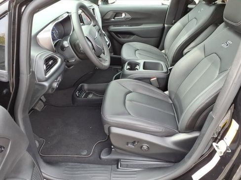 New 2026 Chrysler Pacifica Select image 11