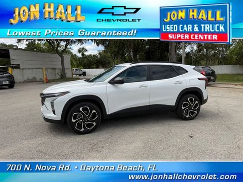 Used 2024 Chevrolet Trax RS w/ Sunroof Package FWD image 3