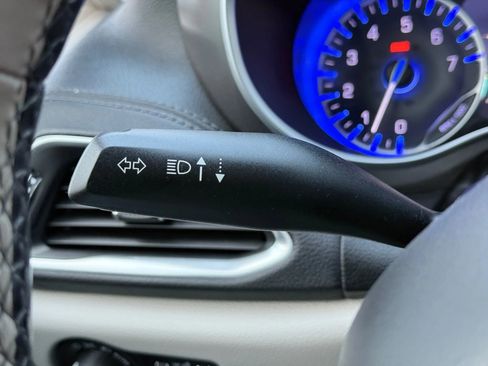 Used 2018 Chrysler Pacifica Limited image 37