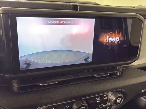 Used 2025 Jeep Gladiator Sport AWD/4WD image 9
