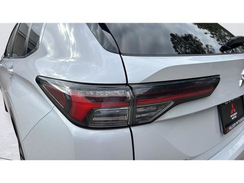 Used 2025 Mitsubishi Outlander SE FWD image 38