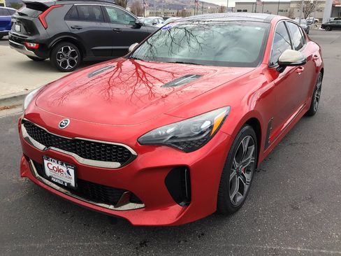 Used 2018 Kia Stinger GT2 image 2