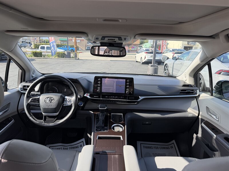 Used 2022 Toyota Sienna XLE w/ XLE Plus Package FWD image 13
