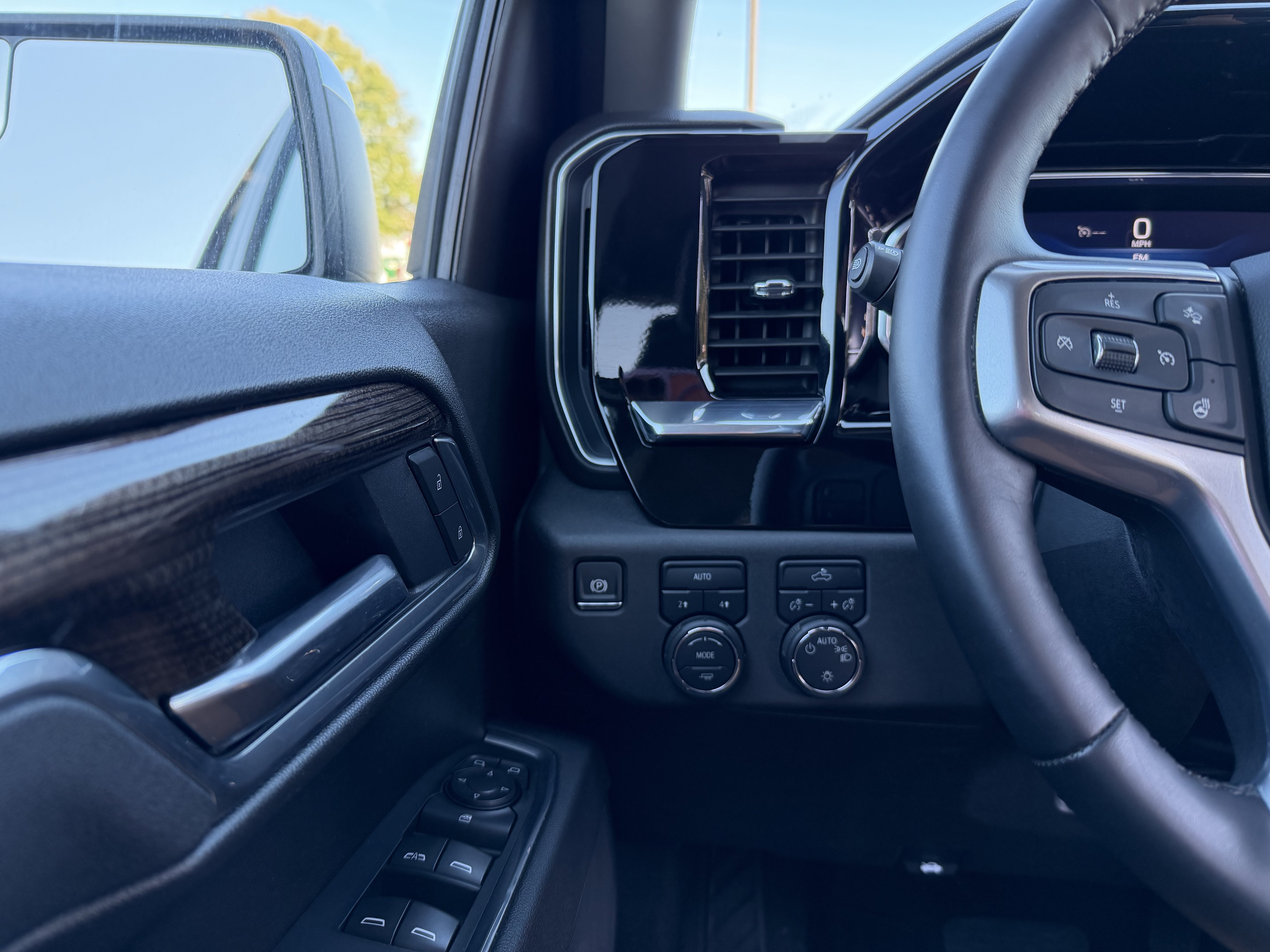 Used 2025 Chevrolet Silverado 1500 LT AWD/4WD image 12