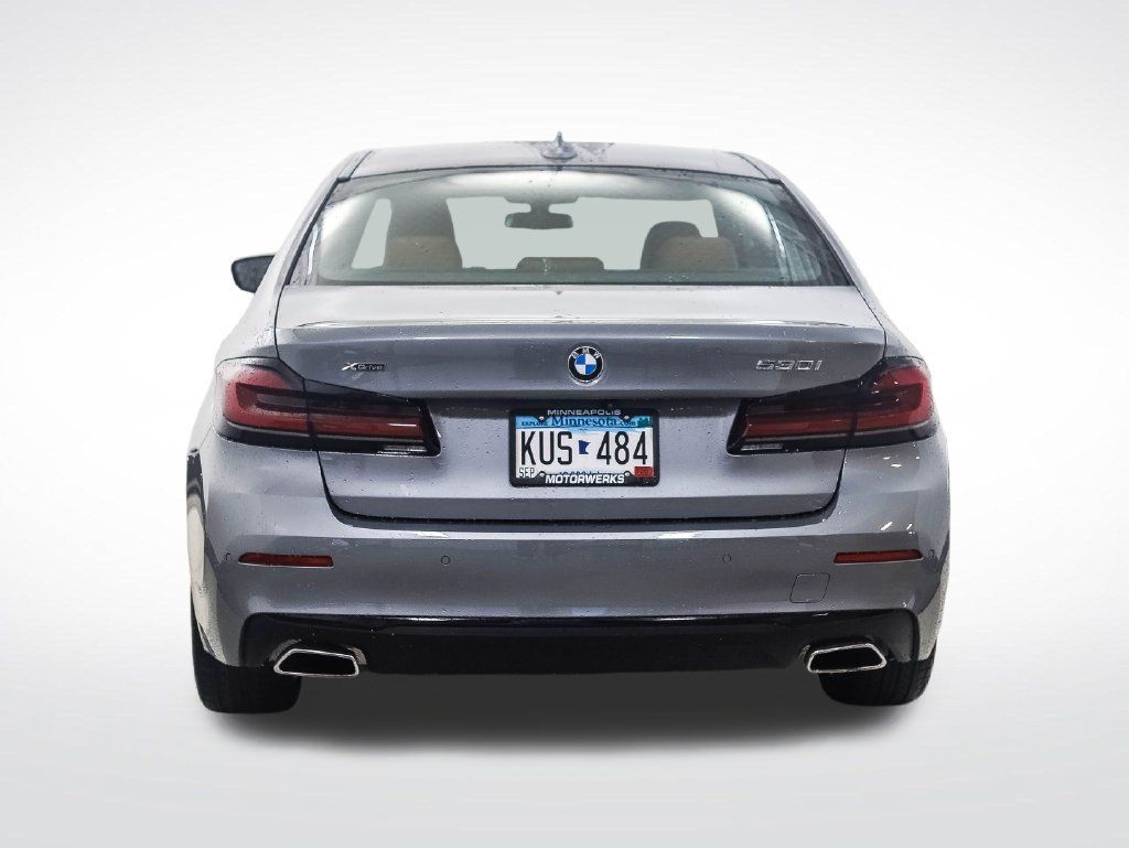 Certified 2023 BMW 530i xDrive w/ Premium Package AWD/4WD image 4