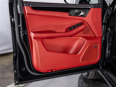 Certified 2025 Porsche Macan image 22