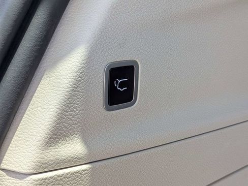 Used 2023 Chrysler Pacifica Touring-L FWD image 15
