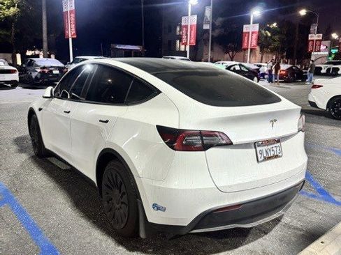 Used 2021 Tesla Model Y Standard Range image 3