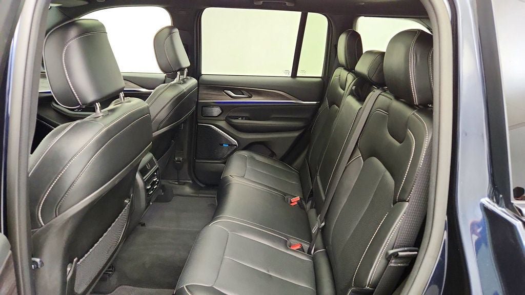 Used 2023 Jeep Grand Cherokee Overland AWD/4WD image 22
