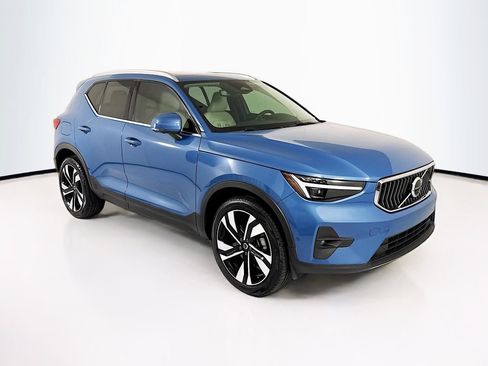 Used 2024 Volvo XC40 B5 Plus w/ Climate Package AWD/4WD image 3