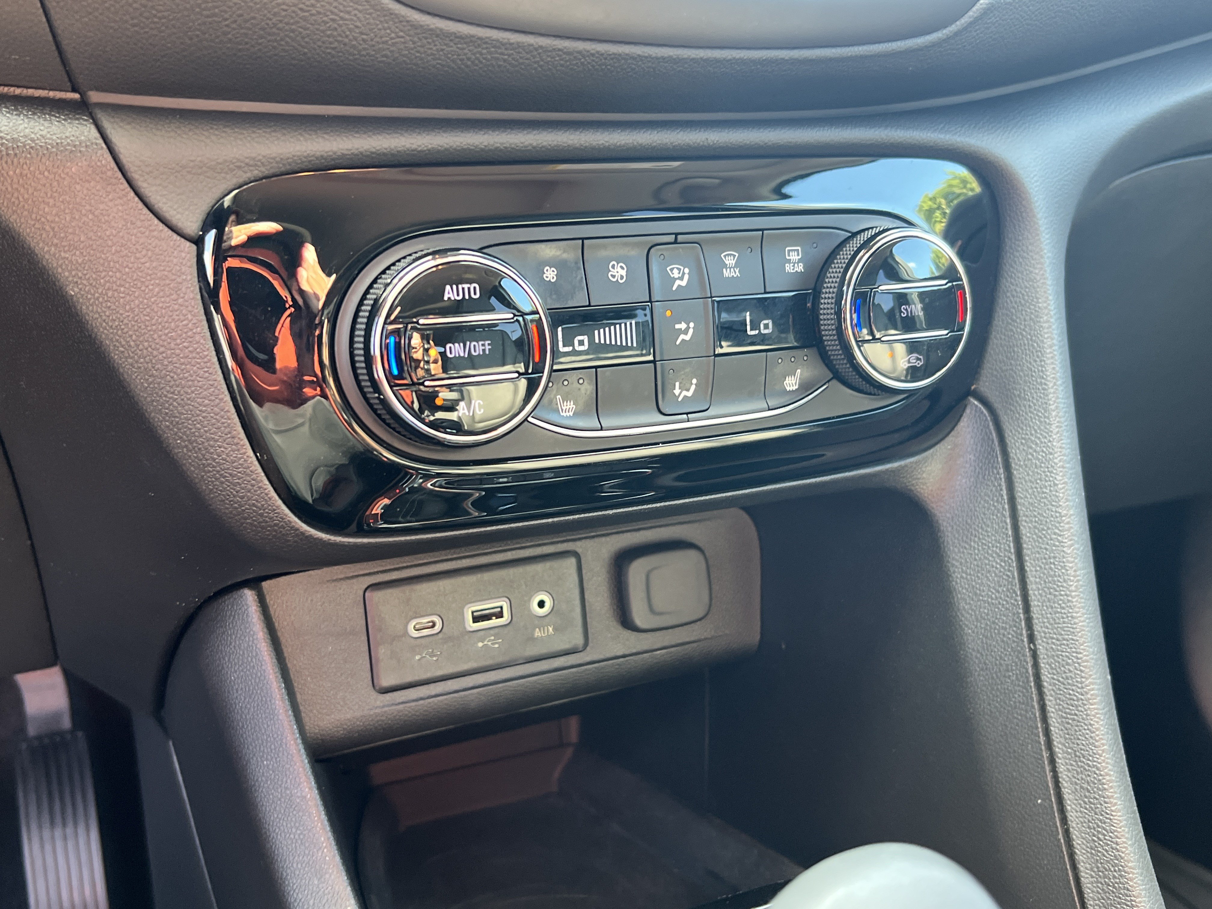 Used 2023 Buick Encore GX Essence w/ Experience Buick Package FWD image 27