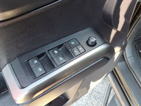 Used 2020 Toyota Tacoma SR5 AWD/4WD image 11
