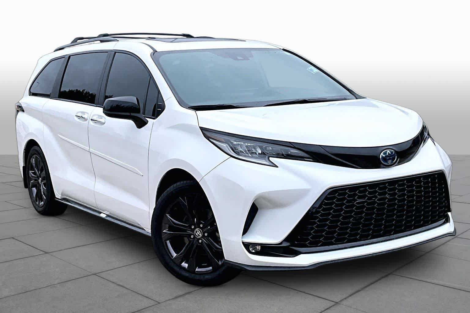 Used 2025 Toyota Sienna XSE FWD image 3