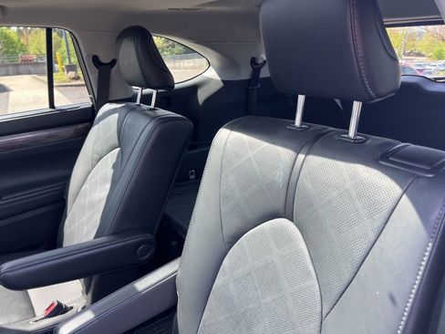 Used 2021 Toyota Highlander Platinum image 11
