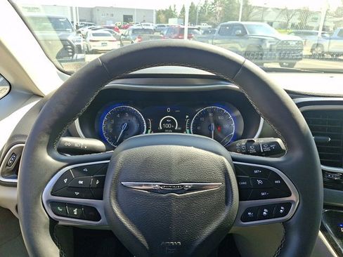 Used 2024 Chrysler Pacifica Touring-L image 19