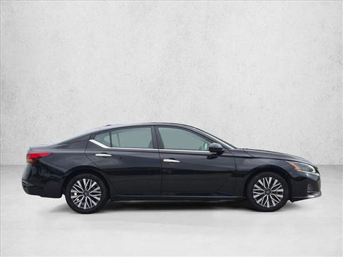 Used 2024 Nissan Altima 2.5 SV FWD image 4