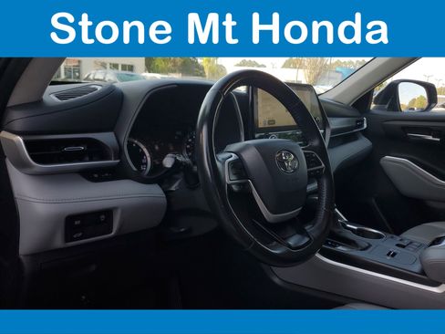 Used 2023 Toyota Highlander XLE FWD image 20