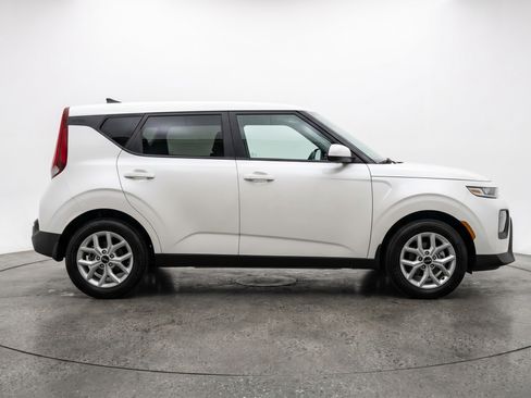 Used 2025 Kia Soul LX w/ LX Technology Package FWD image 11