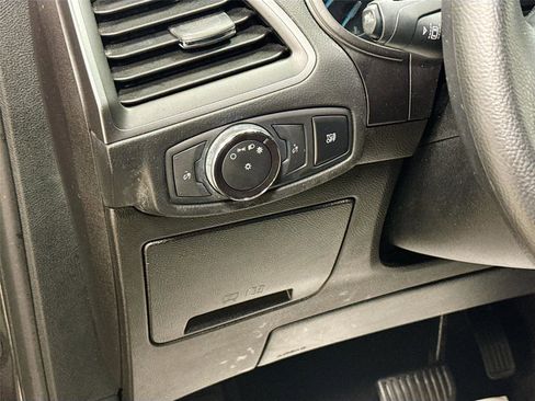 Used 2019 Ford Edge SE image 10