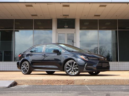 Used 2020 Toyota Corolla SE w/ SE Premium Package image 2