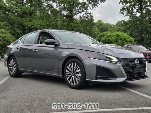 Certified 2024 Nissan Altima 2.5 SV FWD image 3