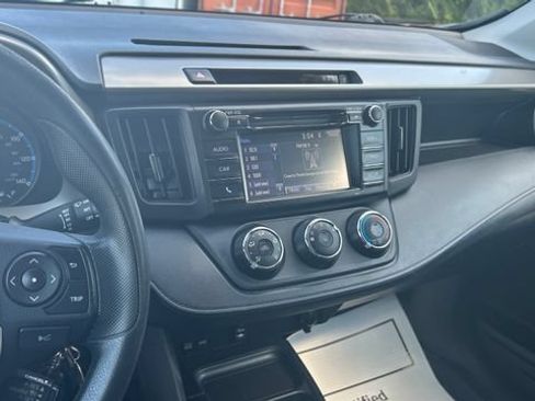 Used 2018 Toyota RAV4 LE AWD/4WD image 24