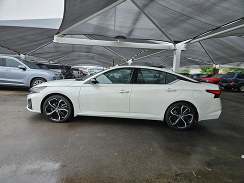 Used 2025 Nissan Altima 2.5 SR w/ SR Premium Package image 9