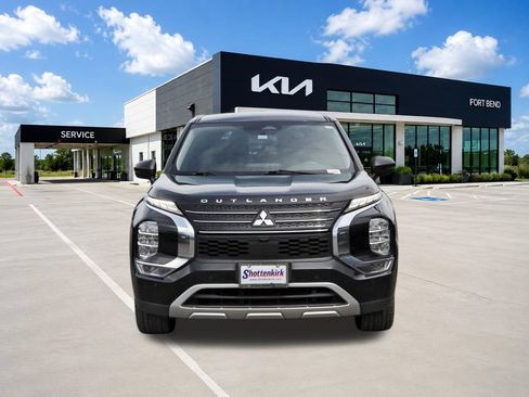 Used 2023 Mitsubishi Outlander SE FWD image 2
