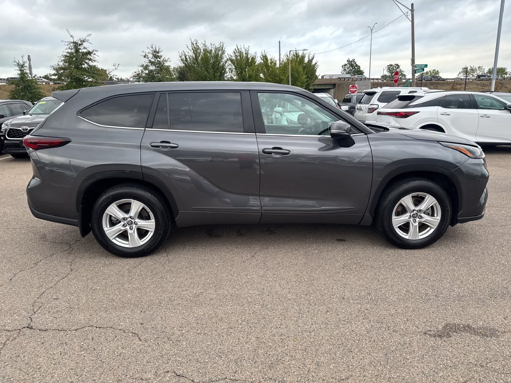 Used 2025 Toyota Highlander LE AWD/4WD image 10