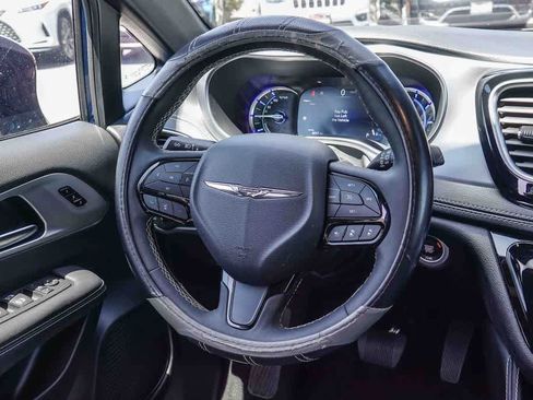 Used 2025 Chrysler Pacifica Premium FWD image 14