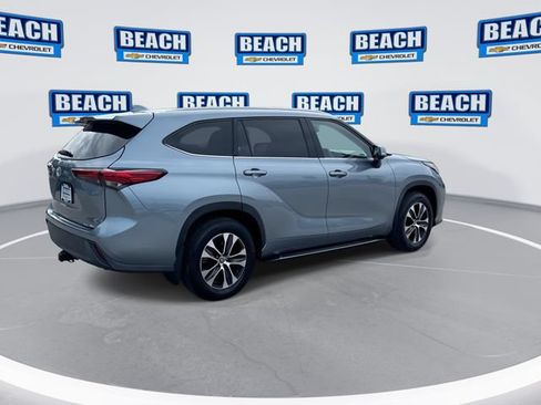 Used 2022 Toyota Highlander XLE AWD/4WD image 8