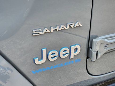 Used 2023 Jeep Wrangler Unlimited Sahara w/ Cold Weather Group AWD/4WD image 11