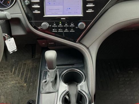 Used 2020 Toyota Camry LE image 19