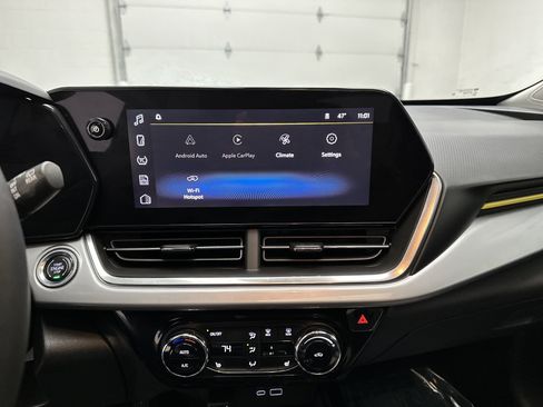 Used 2024 Chevrolet Trax LT w/ Sunroof Package image 28