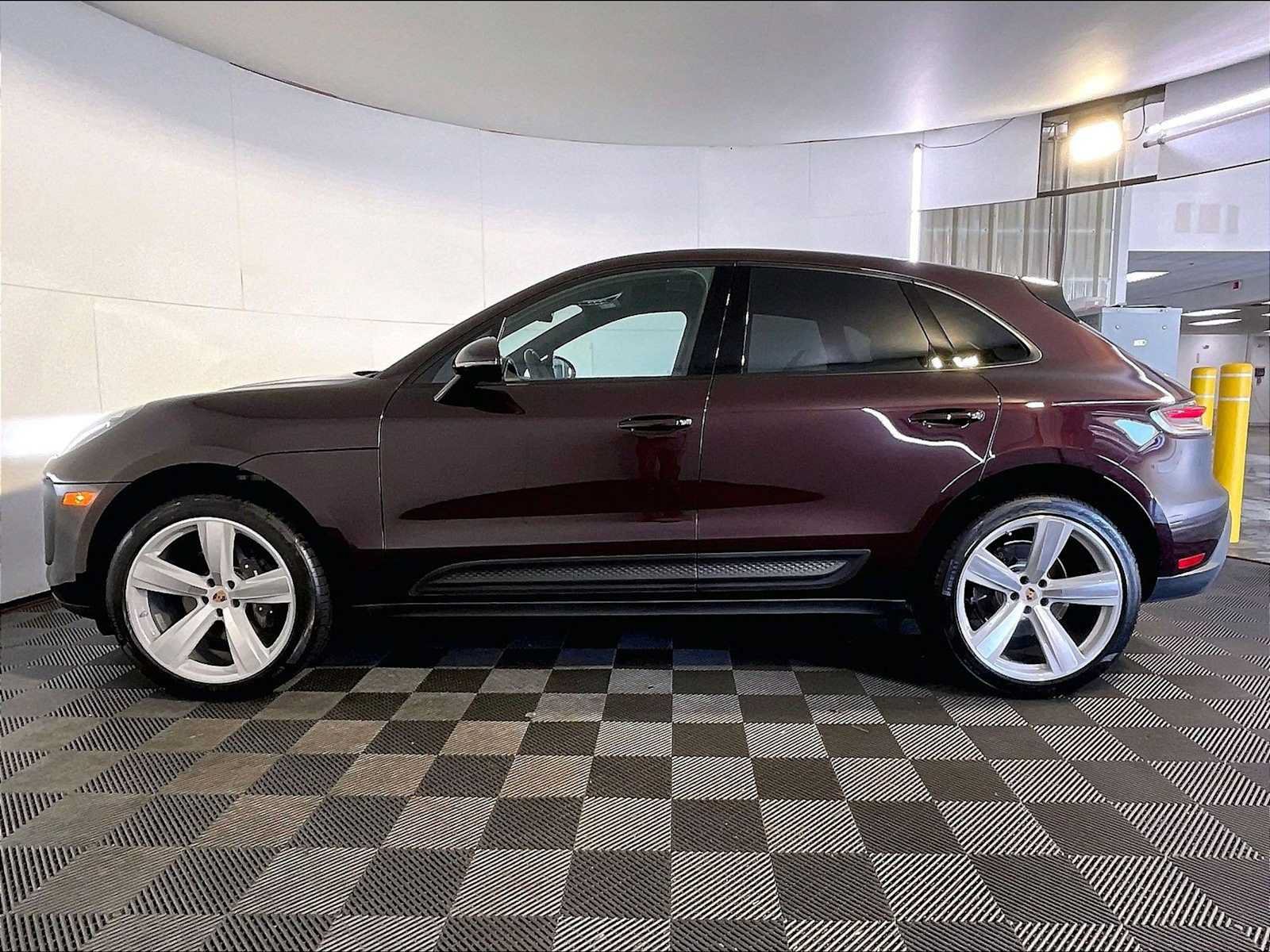 Certified 2024 Porsche Macan AWD/4WD image 2