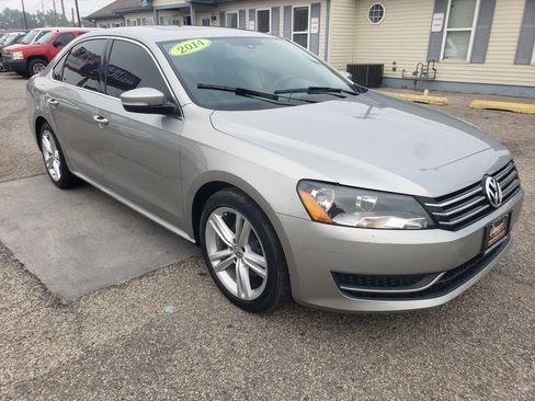 Used 2014 Volkswagen Passat 1.8T SE image 3