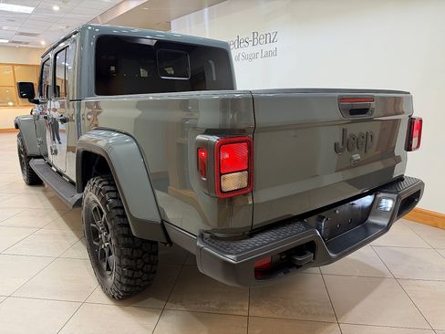 Used 2025 Jeep Gladiator Sport AWD/4WD image 4