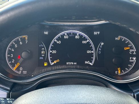 Used 2019 Jeep Grand Cherokee Laredo w/ Laredo X Package image 18