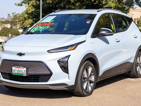 Used 2022 Chevrolet Bolt EUV LT w/ Convenience Package image 6